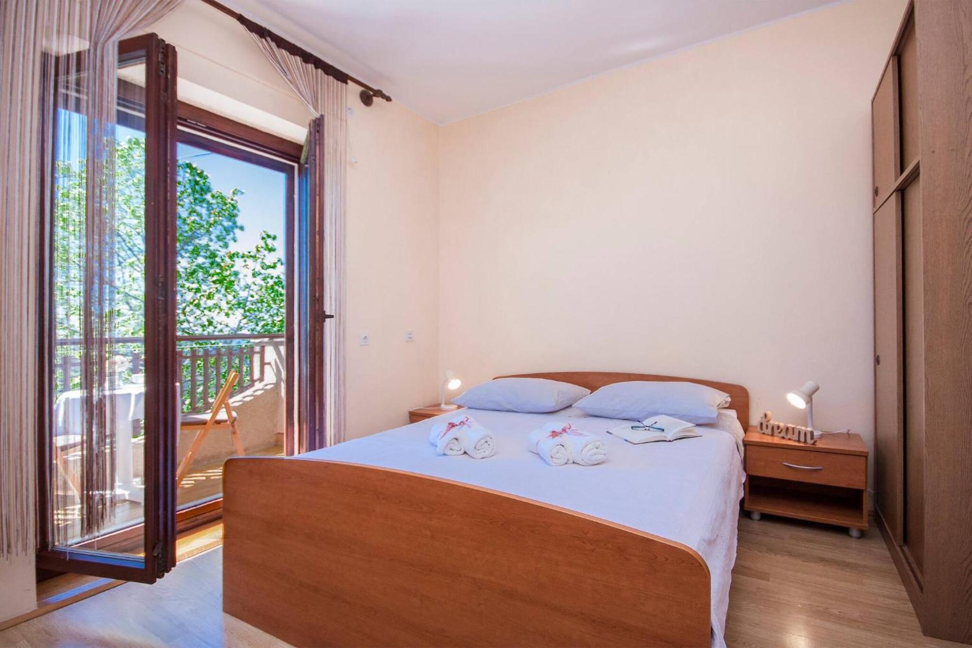 Family Apartments & Rooms Mikelin Primošten المظهر الخارجي الصورة