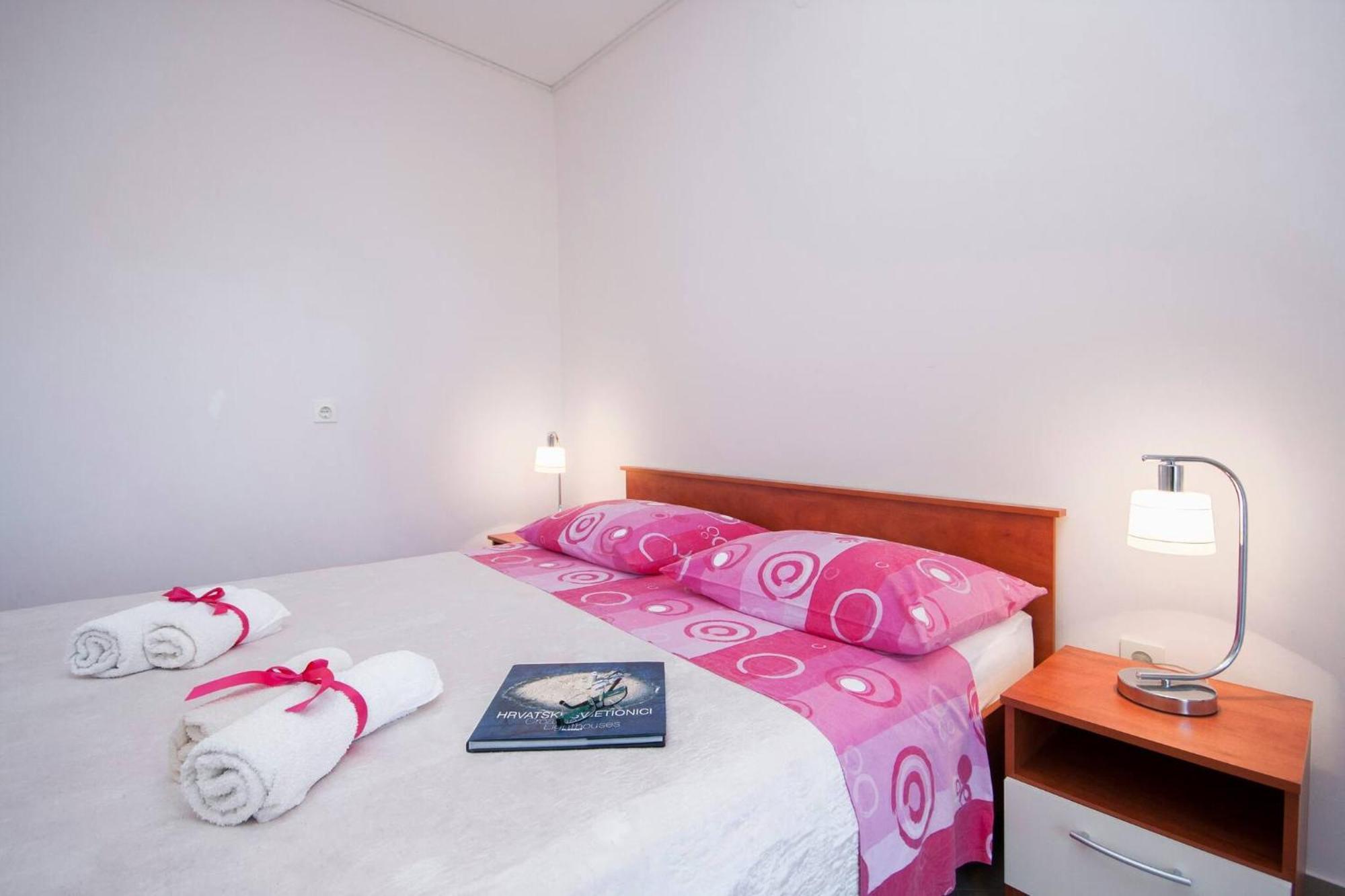 Family Apartments & Rooms Mikelin Primošten المظهر الخارجي الصورة