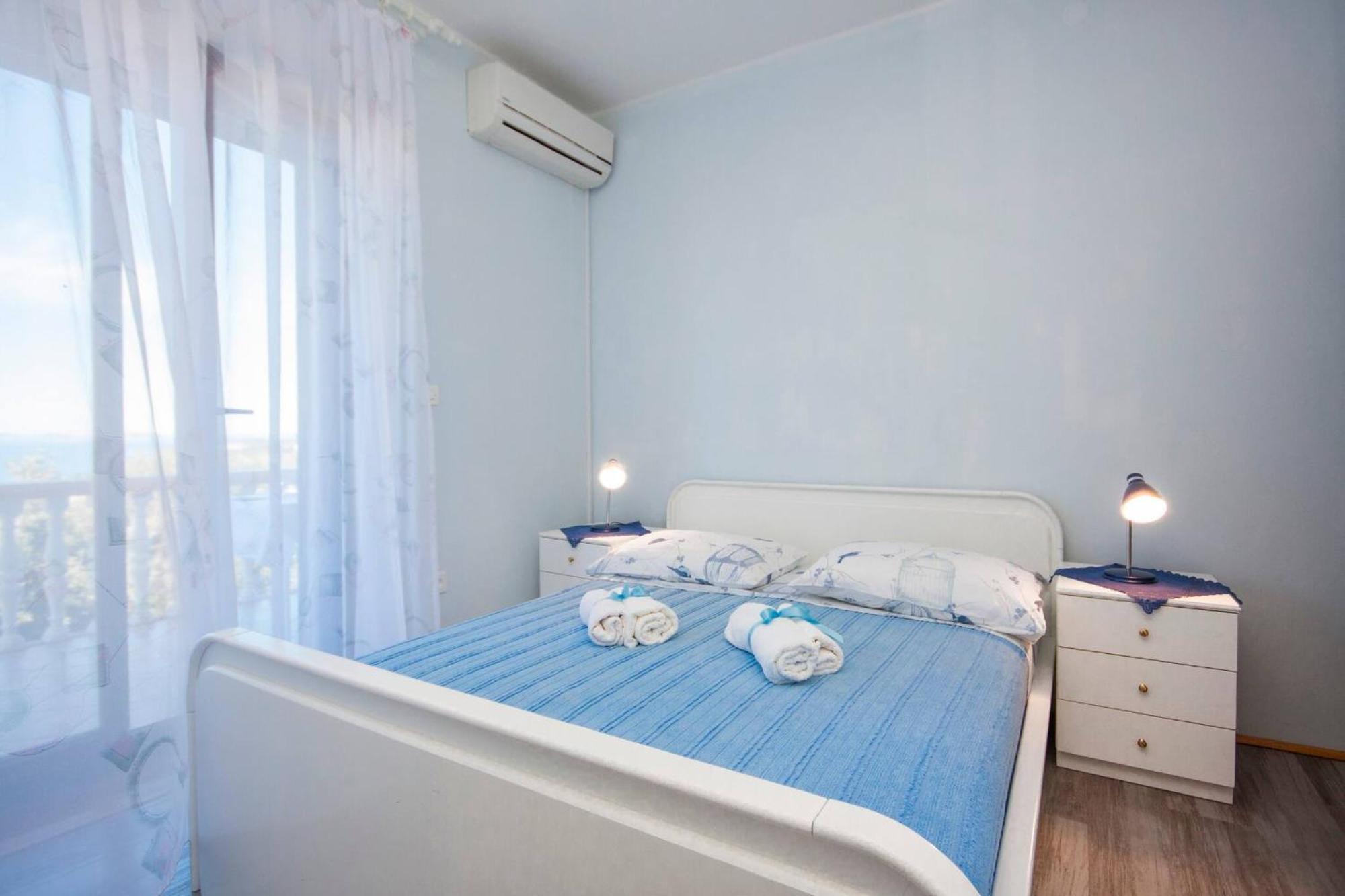 Family Apartments & Rooms Mikelin Primošten المظهر الخارجي الصورة
