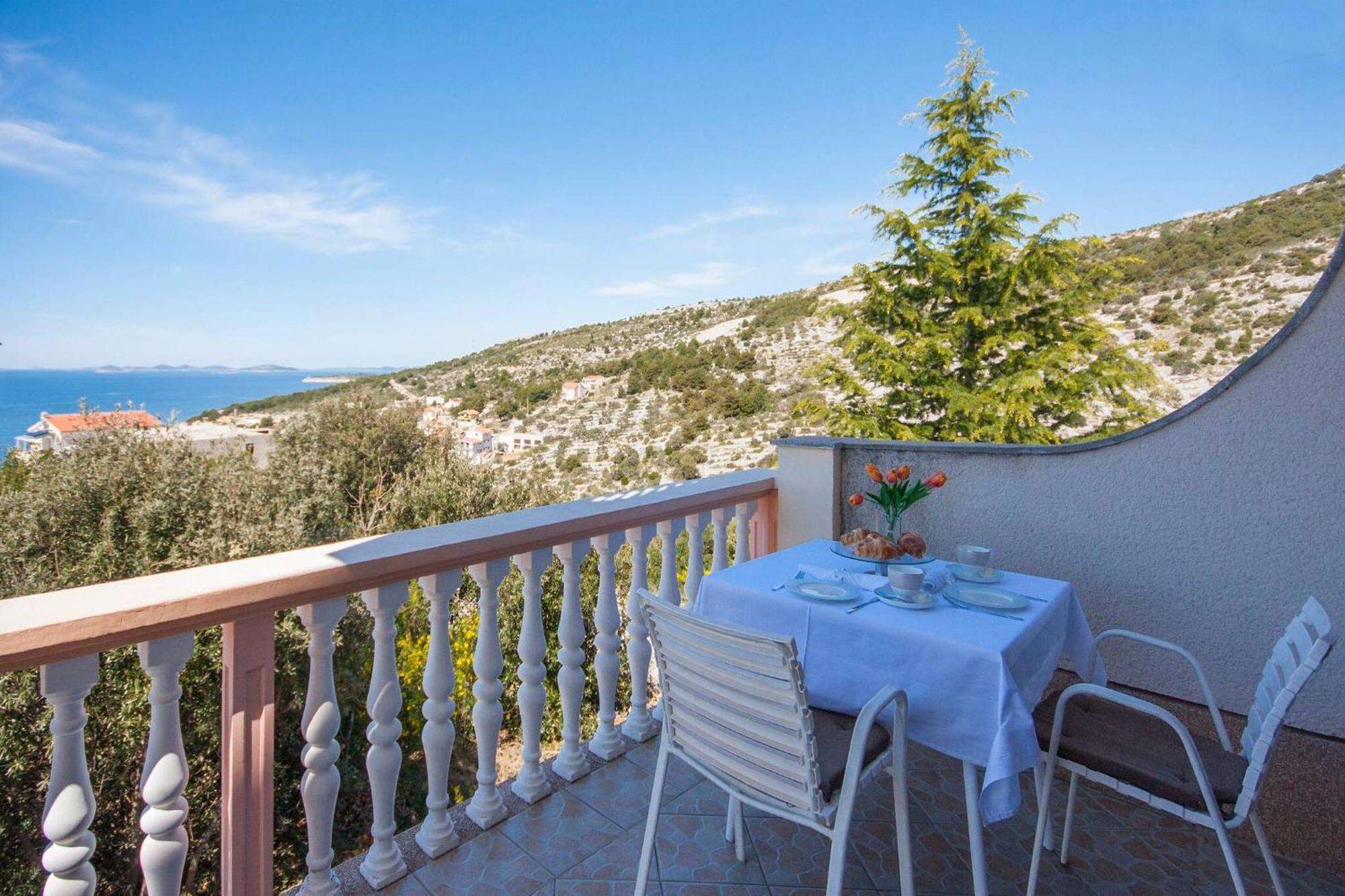 Family Apartments & Rooms Mikelin Primošten المظهر الخارجي الصورة