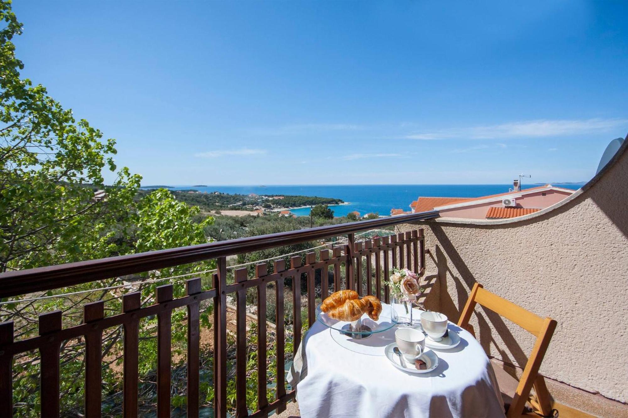 Family Apartments & Rooms Mikelin Primošten المظهر الخارجي الصورة