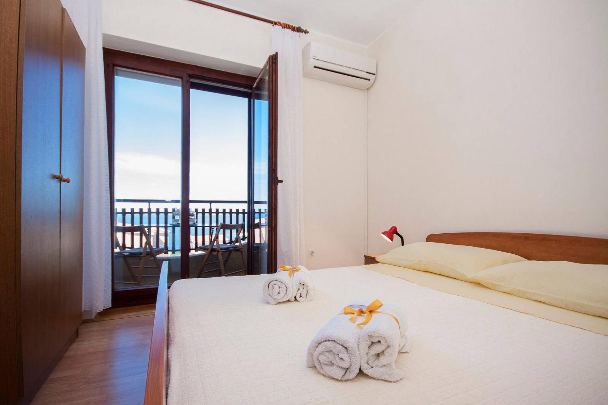 Family Apartments & Rooms Mikelin Primošten المظهر الخارجي الصورة