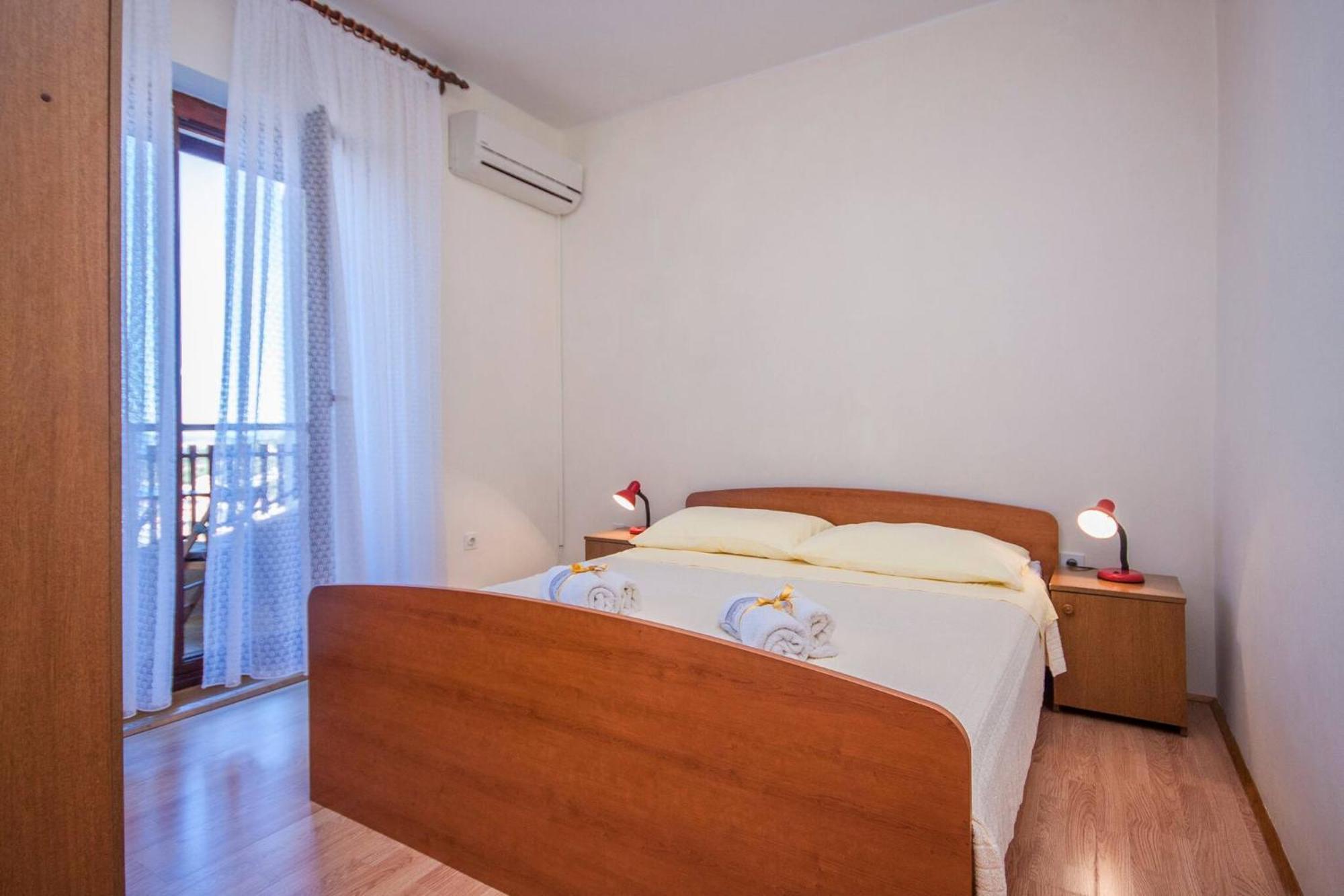 Family Apartments & Rooms Mikelin Primošten المظهر الخارجي الصورة