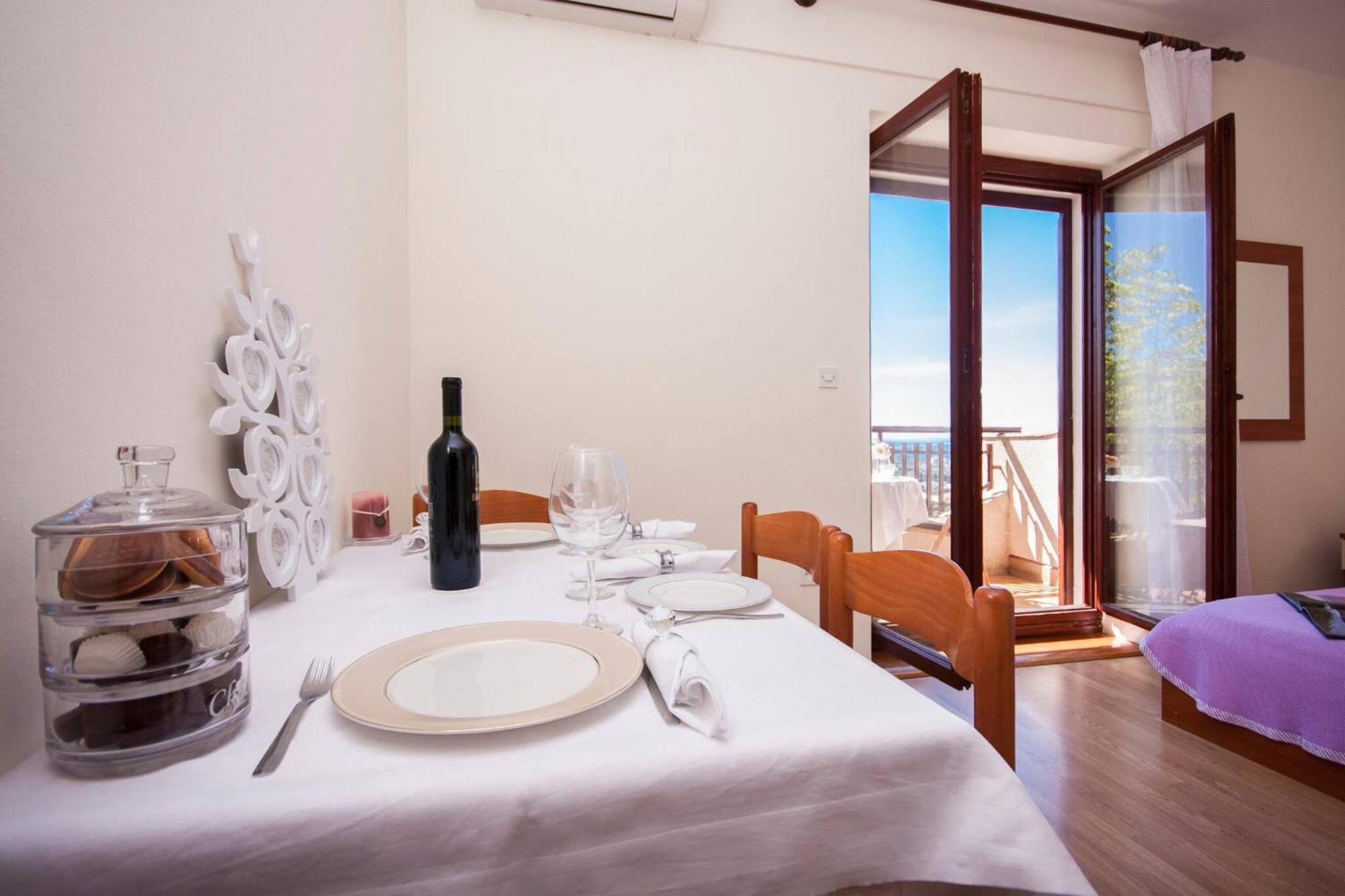 Family Apartments & Rooms Mikelin Primošten المظهر الخارجي الصورة