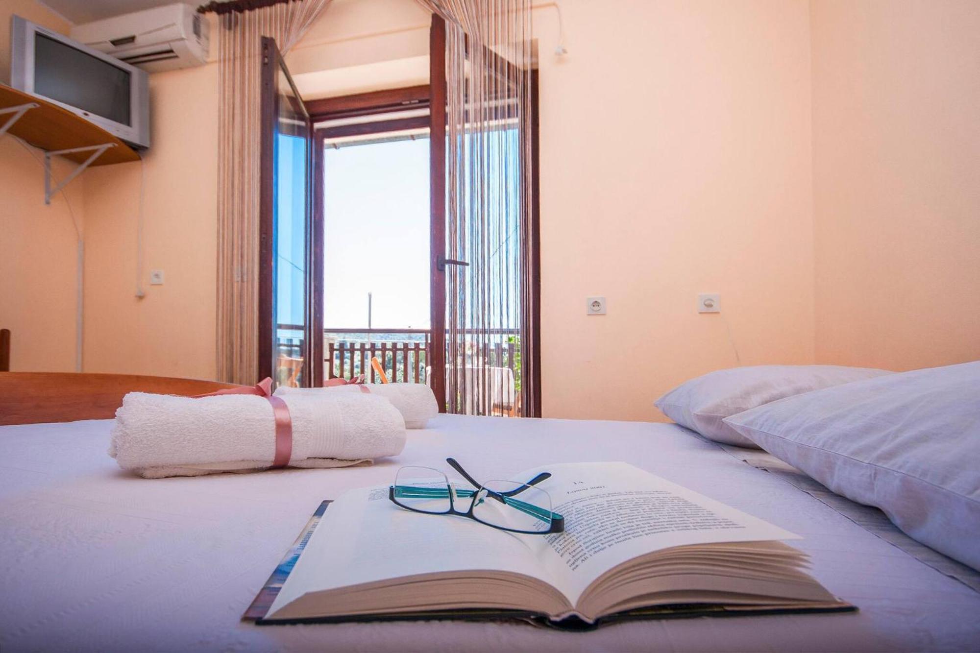 Family Apartments & Rooms Mikelin Primošten المظهر الخارجي الصورة