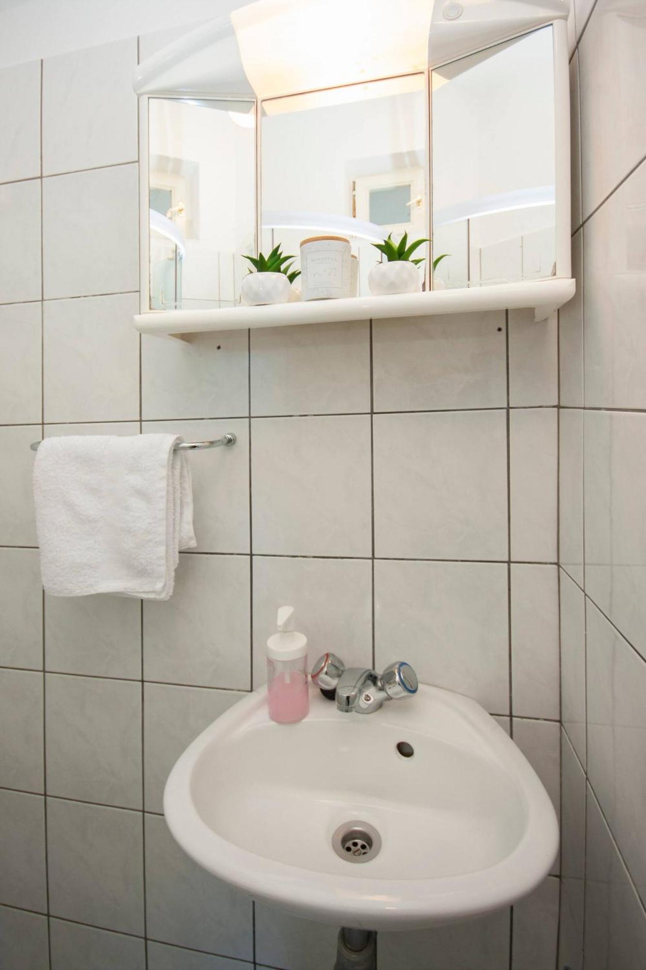Family Apartments & Rooms Mikelin Primošten المظهر الخارجي الصورة