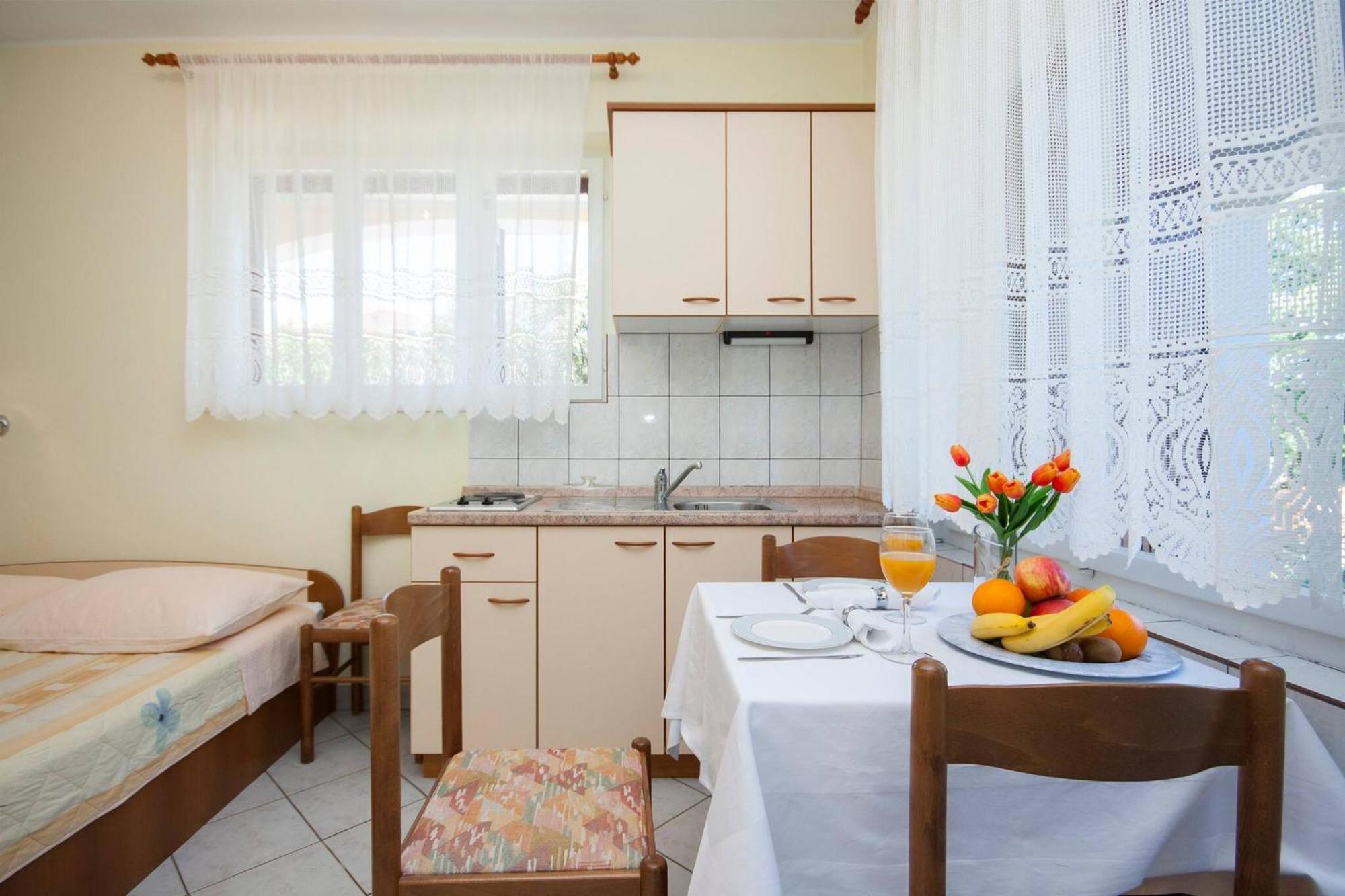 Family Apartments & Rooms Mikelin Primošten المظهر الخارجي الصورة