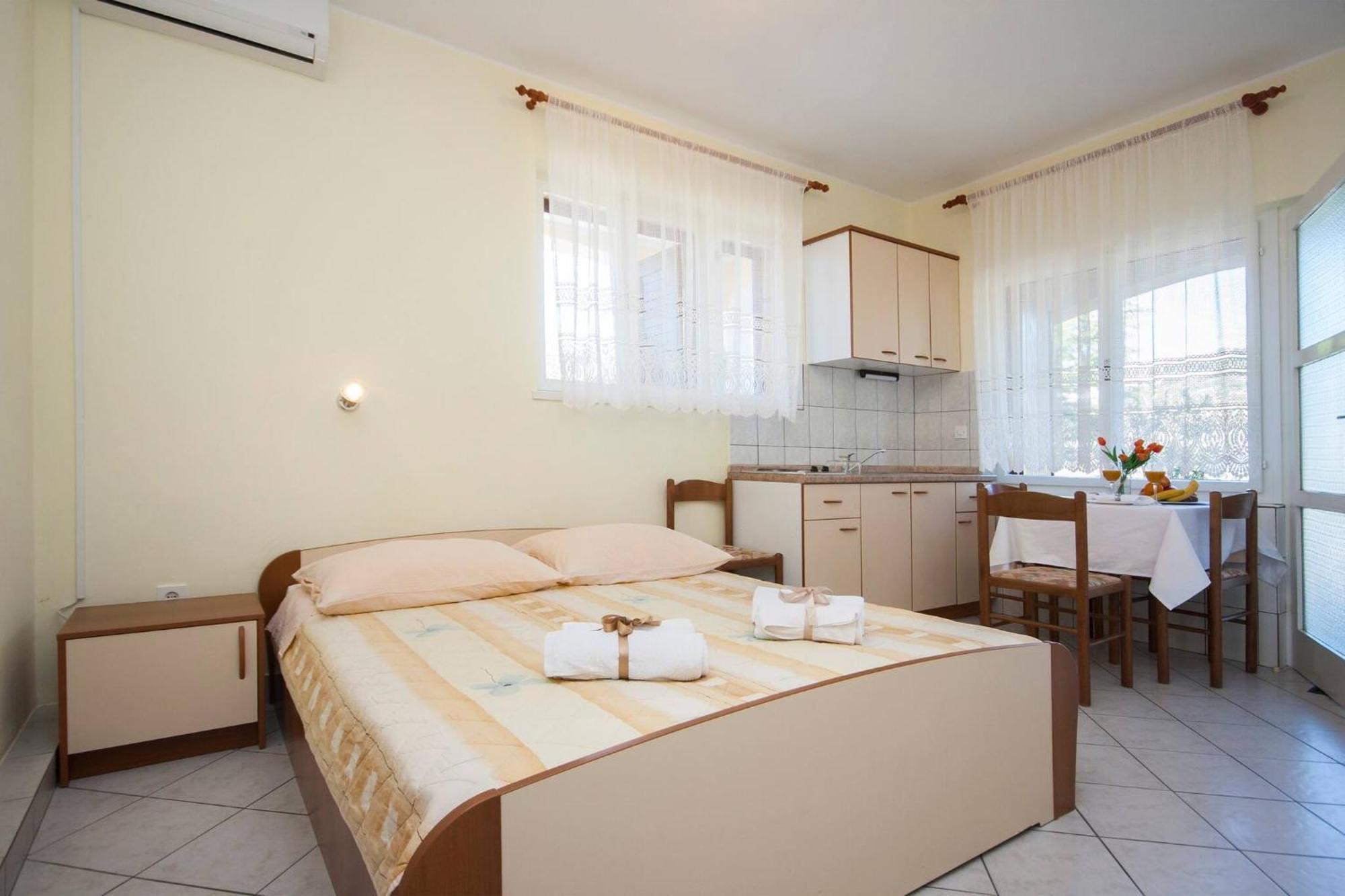 Family Apartments & Rooms Mikelin Primošten المظهر الخارجي الصورة