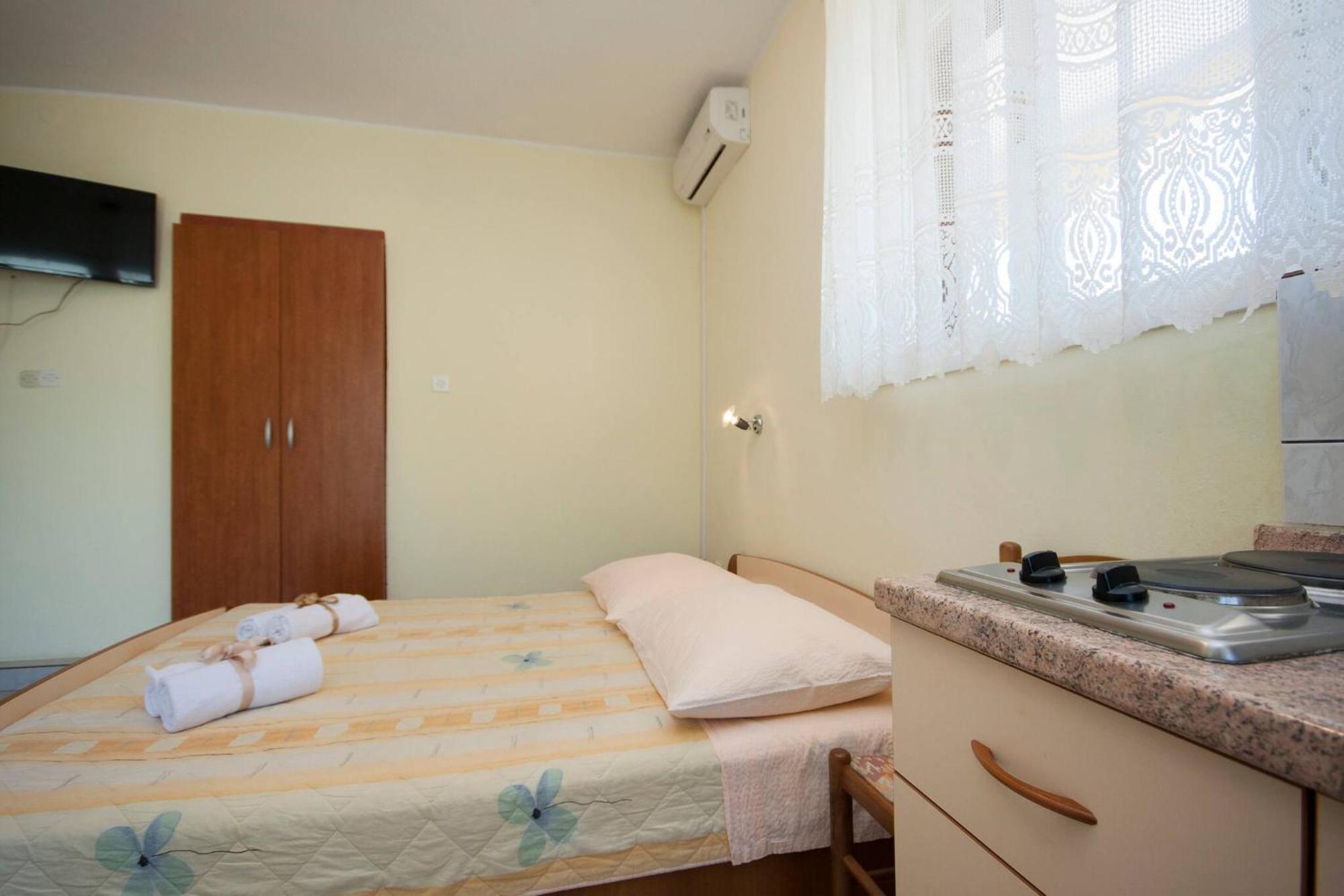 Family Apartments & Rooms Mikelin Primošten المظهر الخارجي الصورة