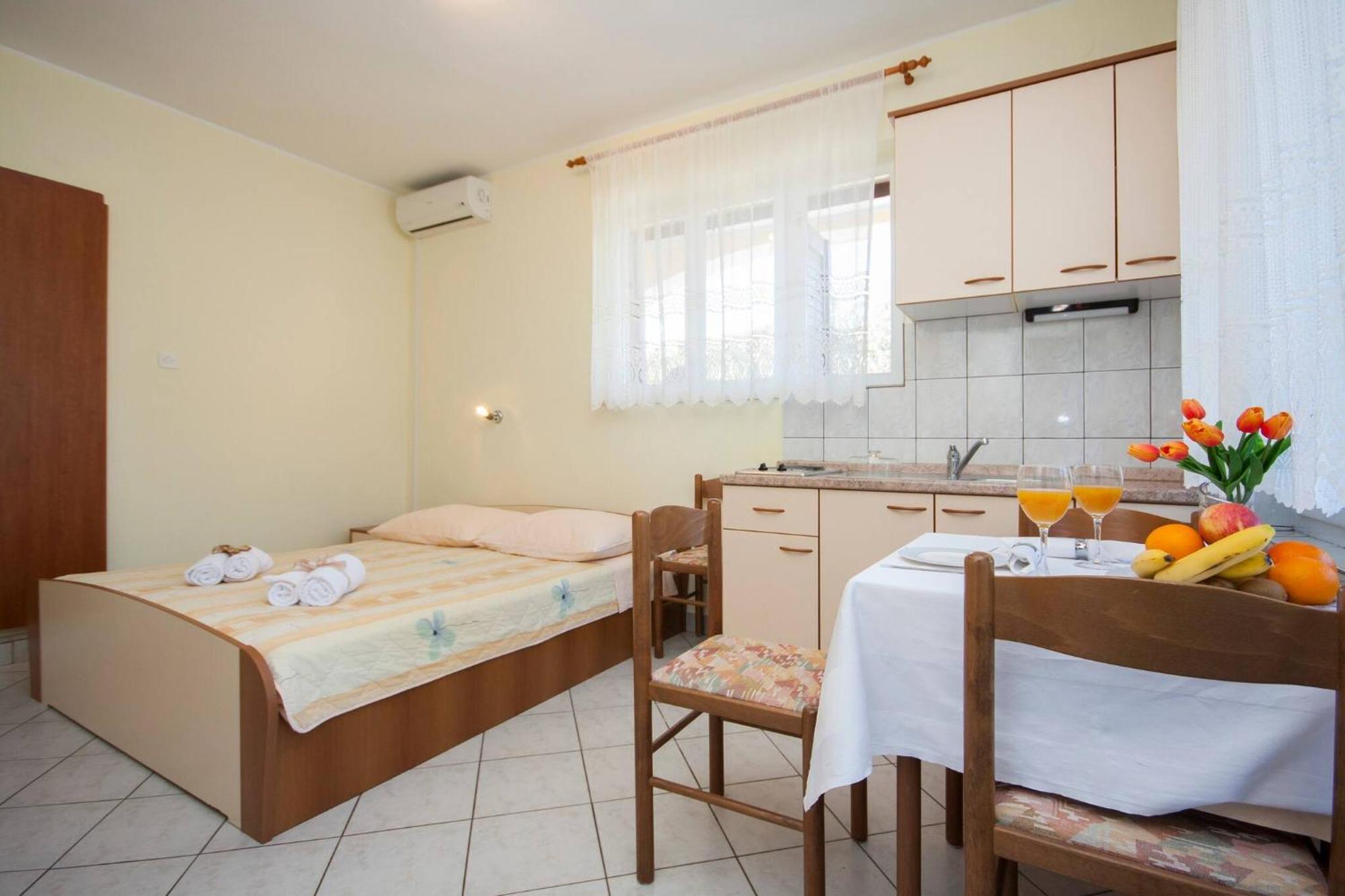 Family Apartments & Rooms Mikelin Primošten المظهر الخارجي الصورة